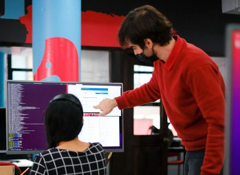 Holberton instructor and student at computer